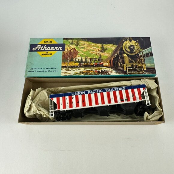 Union Pacific HO 54 Ft Patriotic Covered Hopper Athearn - Picture 1 of 4